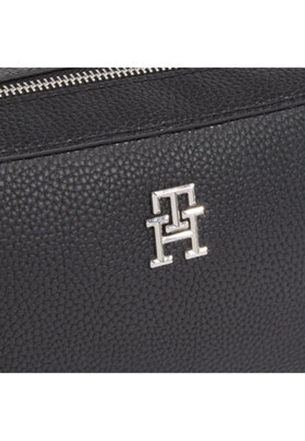 TOMMY HILFIGER - Tommy Hilfiger Torebka Th Emblem Camera Bag AW0AW15179 Czarny. Kolor: czarny. Materiał: skórzane