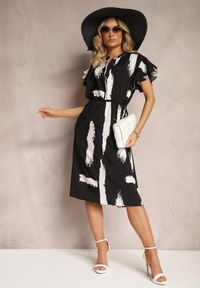 Renee - Czarno-Biała Pudełkowa Sukienka z Ozdobnym Wzorem i Sznurkiem w Talii Sidna. Okazja: na co dzień. Kolor: czarny. Materiał: jeans, tkanina. Typ sukienki: proste. Styl: casual, elegancki #5