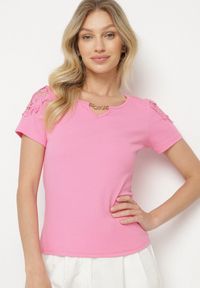Born2be - Fuksjowy Bawełniany T-shirt z Łańcuszkiem i Koronką Liraveira. Okazja: na co dzień. Typ kołnierza: okrągły. Kolor: różowy. Materiał: bawełna, koronka. Długość rękawa: krótki rękaw. Długość: krótkie. Wzór: koronka. Styl: klasyczny, elegancki, casual