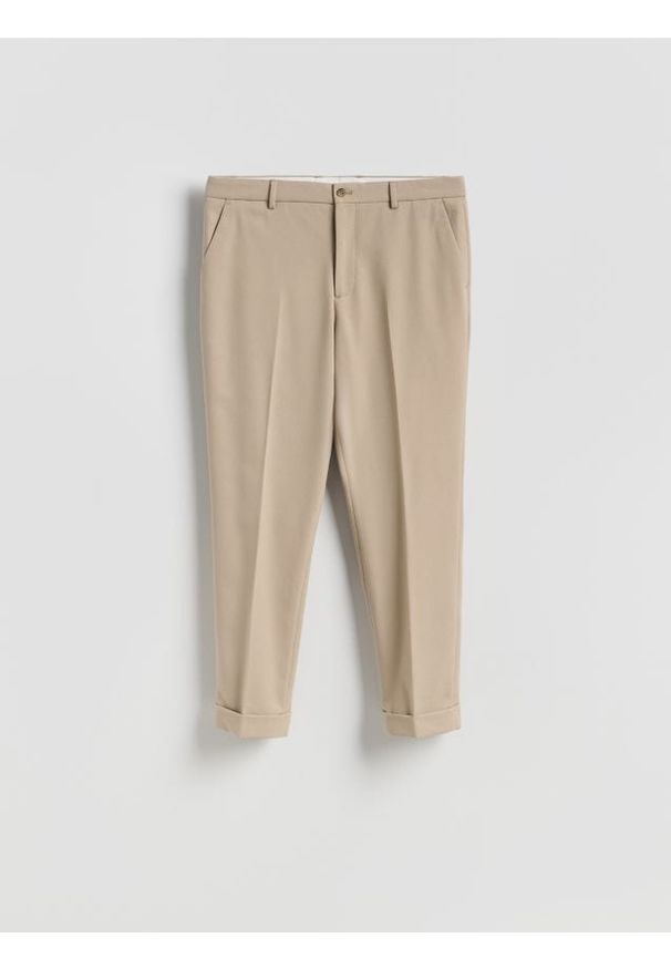 Reserved - Garniturowe spodnie carrot - beżowy. Kolor: beżowy. Materiał: tkanina, wiskoza
