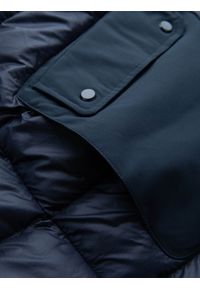 Ombre Clothing - Pikowana długa męska kurtka z dużymi kieszeniami – granatowa V4 OM-JALJ-0165 - XXL. Typ kołnierza: kaptur. Kolor: niebieski. Materiał: poliester, syntetyk, nylon, materiał, tkanina. Długość: długie. Wzór: gładki, aplikacja #12