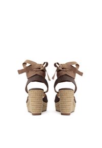 Kazar - Ciemnobrązowe sandały na koturnie i platformie z plecionym sznurkiem. Kolor: brązowy. Materiał: tkanina. Wzór: aplikacja. Sezon: lato. Obcas: na koturnie. Wysokość obcasa: średni #2