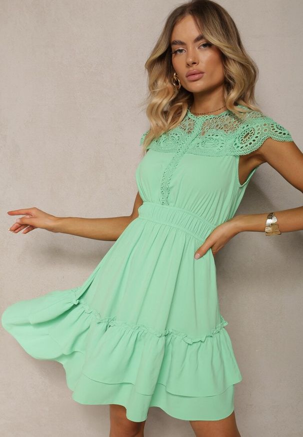Renee - Zielona Rozkloszowana Sukienka Midi z Gumką w Talii i Koronkowym Dekoltem Panita. Kolor: zielony. Materiał: koronka. Styl: boho. Długość: midi