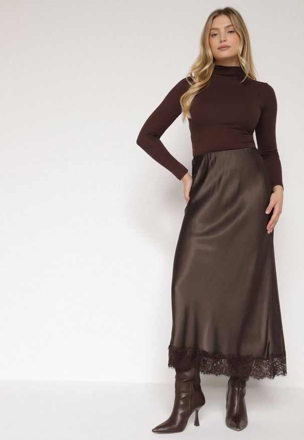Born2be - Brązowa Satynowa Spódnica z Wiskozy Ozdobiona Koronką Fedare. Okazja: na co dzień. Kolor: brązowy. Materiał: wiskoza, satyna, koronka. Wzór: aplikacja, koronka. Styl: klasyczny, casual, elegancki