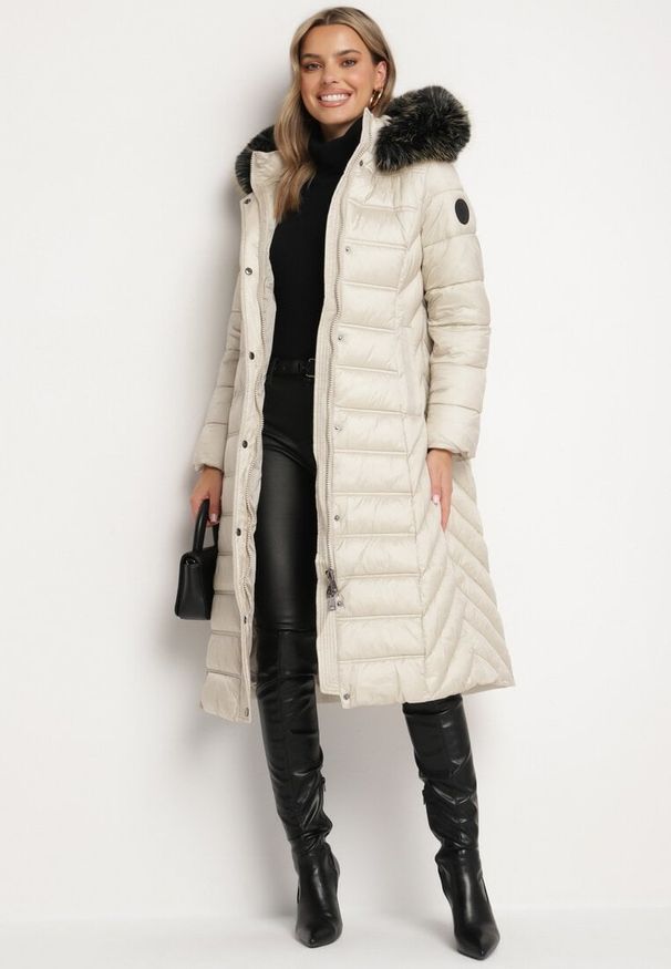 Born2be - Beżowa Pikowana Kurtka Zimowa o Długim Kroju z Odpinanym Kapturem z Futrem Mintoria. Okazja: na co dzień. Kolor: beżowy. Materiał: futro. Długość: długie. Sezon: zima. Styl: elegancki, casual