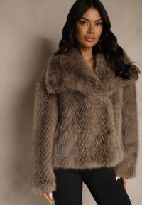 Renee - Jasnobrązowa Kurtka Futerko Ozdobione Cieniowanym Motywem Monideva. Kolor: brązowy. Materiał: futro. Wzór: aplikacja. Sezon: wiosna. Styl: elegancki #4