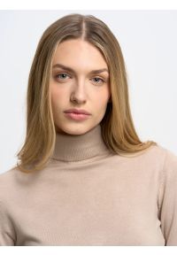 Big-Star - Sweter damski z golfem beżowy Charlinka 801. Okazja: na co dzień. Typ kołnierza: golf. Kolor: beżowy. Materiał: jeans, skóra. Wzór: aplikacja. Styl: klasyczny, casual, wizytowy #5