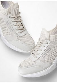 bonprix - Sneakersy na podeszwie platformie Mustang. Kolor: beżowy. Obcas: na platformie #2