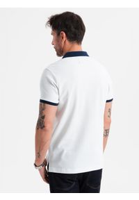 Ombre Clothing - Męska koszulka polo z kolorowymi akcentami – biała V2 OM-POSS-0105 - XXL. Typ kołnierza: polo. Kolor: biały. Materiał: dzianina, bawełna. Wzór: kolorowy. Styl: klasyczny, sportowy, elegancki