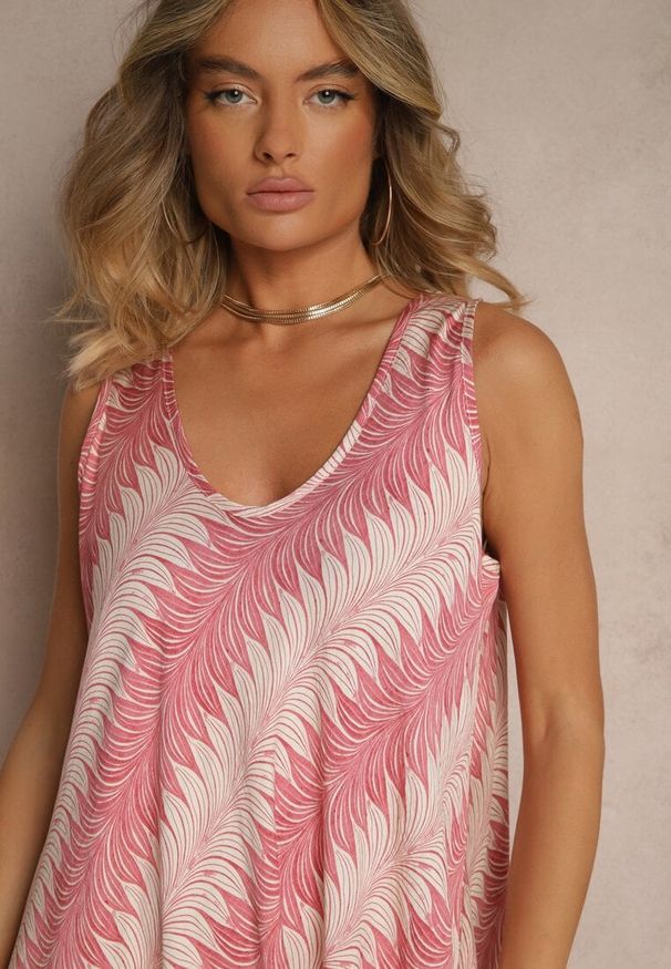 Renee - Różowa Rozkloszowana Sukienka z Geometrycznym Wzorem Lumire. Kolor: różowy. Materiał: skóra. Wzór: geometria. Styl: elegancki