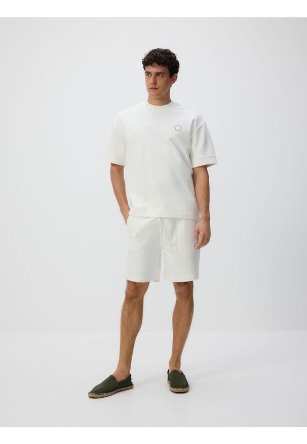 Reserved - Bawełniane szorty comfort - złamana biel. Materiał: bawełna