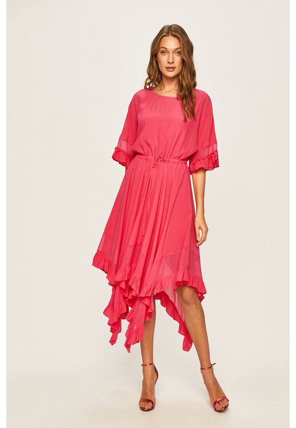 TwinSet - Twinset - Sukienka. Kolor: różowy. Materiał: tkanina, materiał, wiskoza, jedwab. Wzór: gładki. Typ sukienki: asymetryczne, rozkloszowane. Długość: midi