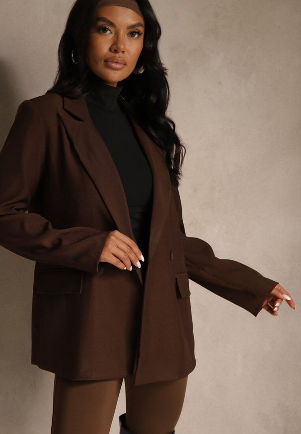 Renee - Brązowa Marynarka Dwurzędowa o Kroju Oversize Clasora. Kolor: brązowy. Styl: klasyczny