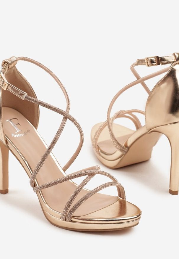 Born2be - Szampańskie Sandały Na Szpilce z Cienkimi Biżuteryjnymi Paseczkami Sorlisse. Kolor: złoty. Wzór: aplikacja. Sezon: lato. Obcas: na szpilce. Styl: elegancki, klasyczny. Wysokość obcasa: wysoki