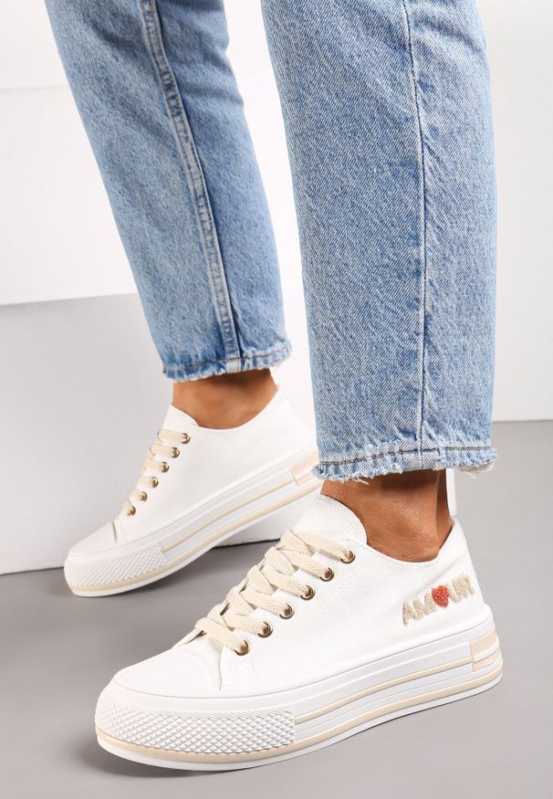 Born2be - Białe Trampki na Grubej Podeszwie Sznurowane z Modną Aplikacją Aienel. Okazja: na co dzień. Kolor: biały. Wzór: aplikacja. Styl: casual, elegancki