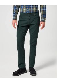 Wrangler - WRANGLER GREENSBORO MĘSKIE SPODNIE MATERIAŁOWE MATERIAŁ CHINO SCARAB 112358920 W15Q008868. Materiał: materiał #1
