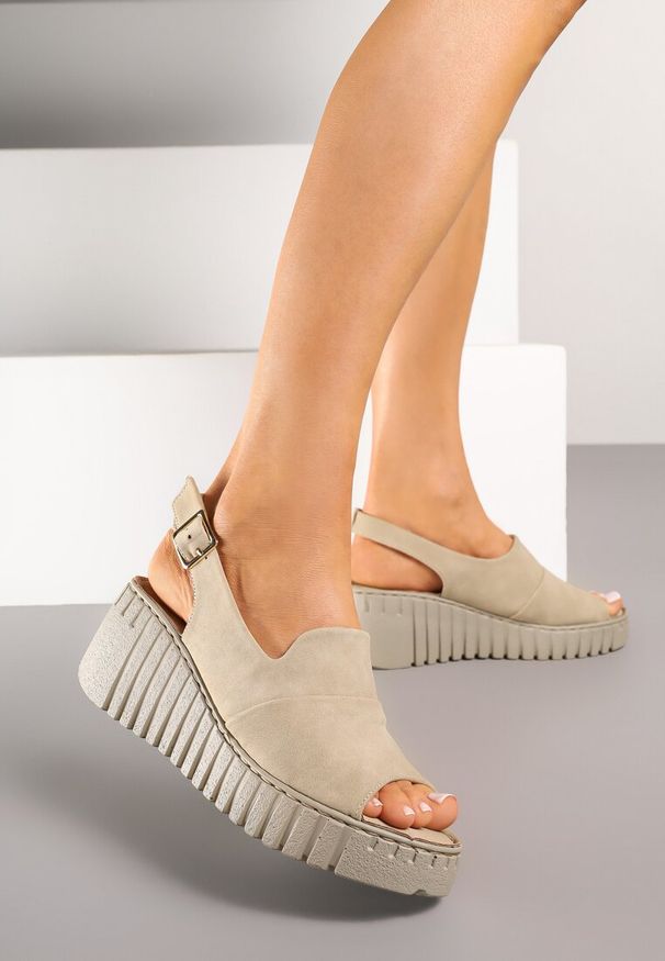 Born2be - Ciemnobeżowe Sandały Vices na Koturnie z Tłoczeniem Realivra. Okazja: na co dzień, na spacer, na imprezę. Zapięcie: sprzączka. Kolor: beżowy. Materiał: jeans. Sezon: lato. Obcas: na koturnie. Styl: casual, elegancki