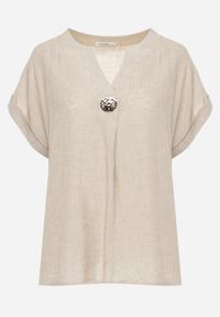 Renee - Beżowa Bluzka z Lnem i Wiskozą o Nietoperzowym Kroju z Krótkim Rękawem Herira. Okazja: na co dzień. Typ kołnierza: dekolt w serek. Kolor: beżowy. Długość: krótkie. Wzór: aplikacja. Materiał: wiskoza, len. Długość rękawa: krótki rękaw. Sezon: lato. Styl: casual, elegancki #5