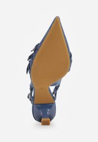 Born2be - Granatowe Czółenka ze Szpiczastym Noskiem na Obcasie Typu Kaczuszka Ozdobione Klamrami Asinelle. Okazja: na spotkanie biznesowe. Nosek buta: szpiczasty. Zapięcie: klamry. Kolor: niebieski. Wzór: aplikacja. Obcas: na obcasie. Styl: biznesowy, elegancki. Wysokość obcasa: średni #2