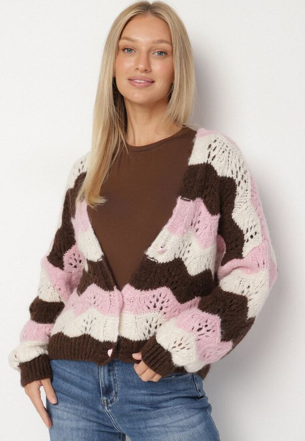 Born2be - Różowy Kardigan w Ażurowy Wzór z Dodatkiem Wełny i Wiskozy Esilla. Okazja: na co dzień. Typ kołnierza: dekolt w kształcie V. Kolor: różowy. Materiał: wiskoza, wełna. Długość: długie. Wzór: ażurowy. Styl: elegancki, casual, klasyczny