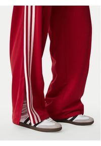 Adidas - adidas Spodnie dresowe Firebird Loose Tracksuit KS4670 Czerwony Loose Fit. Kolor: czerwony. Materiał: syntetyk #3
