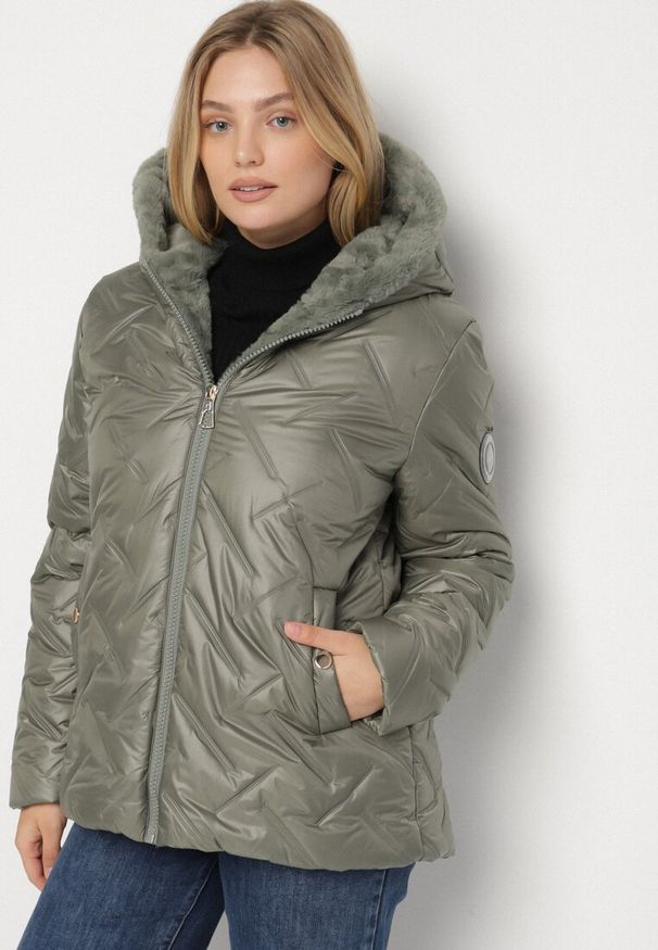 Born2be - Zielona Pikowana Kurtka o Prostym Kroju z Kapturem Avilerie. Okazja: na co dzień. Typ kołnierza: kaptur. Kolekcja: plus size. Kolor: zielony. Materiał: jeans. Styl: casual, elegancki