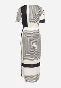 Born2be - Czarno-Biała Kopertowa Sukienka Satynowa z Geometrycznym Wzorem i Gumką w Pasie Gramelia. Okazja: na co dzień. Kolor: czarny. Materiał: satyna. Wzór: geometria. Typ sukienki: kopertowe. Styl: casual #5