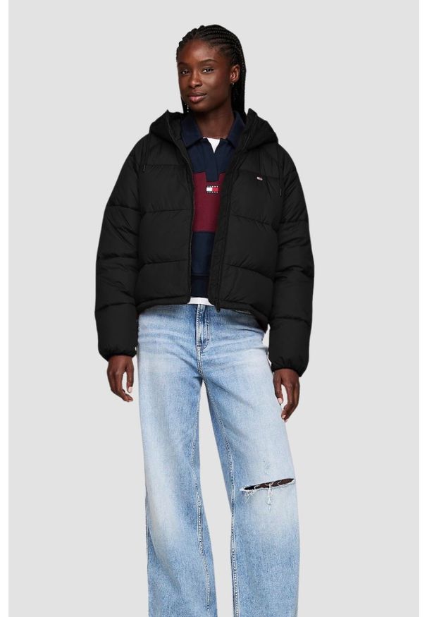 Tommy Jeans - TOMMY JEANS Czarna damska kurtka z kapturem. Typ kołnierza: kaptur. Kolor: czarny. Materiał: poliester