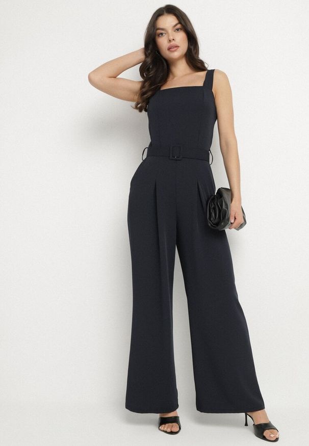 Born2be - Granatowy Taliowany Kombinezon z Ozdobnym Paskiem i Klamrą Doloriela. Kolor: niebieski. Styl: elegancki