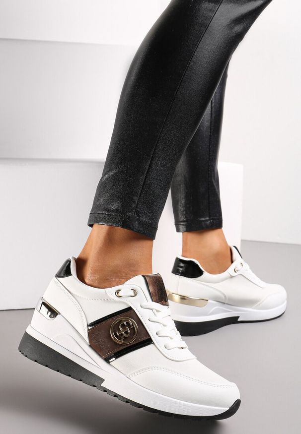 Renee - Białe Brokatowe Sneakersy na Koturnie z Metalicznym Zdobieniem Laaksona. Kolor: biały. Wzór: aplikacja. Obcas: na koturnie