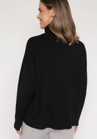 Born2be - Czarny Golf w Klasycznym Stylu Linagela. Typ kołnierza: golf. Kolor: czarny. Materiał: jeans. Styl: klasyczny #6