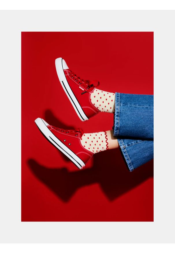 Big-Star - Skarpety damskie długie w czerwone serduszka białe Hartisa 100. Kolor: biały. Materiał: wiskoza, materiał. Wzór: gładki