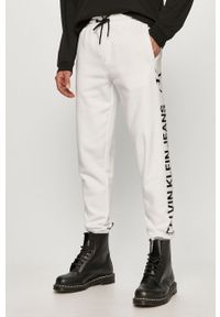 Calvin Klein Jeans - Spodnie. Kolor: biały. Materiał: bawełna, poliester, dzianina. Wzór: nadruk #1