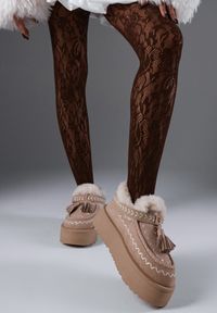 Renee - Beżowe Śniegowce na Platformie Ozdobione Haftem i Frędzlami Linomis. Okazja: na co dzień. Kolor: beżowy. Materiał: skóra, jeans. Wzór: aplikacja, haft. Sezon: zima. Obcas: na platformie. Styl: casual, elegancki #1