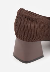 Born2be - Brązowe Dzianinowe Czółenka VICES na Niskim Słupku z Miękkim Zapiętkiem i Wkładką Soft-Step Kaleana. Okazja: na spotkanie biznesowe, na co dzień. Kolor: brązowy. Materiał: dzianina. Obcas: na słupku. Styl: elegancki, biznesowy, klasyczny, casual #8