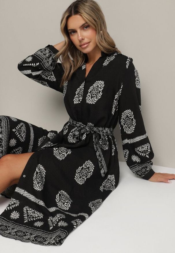 Born2be - Czarna Koszulowa Sukienka Ozdobiona Ornamentalnym Wzorem z Wiązanym Paskiem Roriola. Okazja: do pracy, na co dzień. Kolor: czarny. Materiał: wiskoza, tkanina, skóra. Wzór: aplikacja. Typ sukienki: koszulowe. Styl: elegancki, casual, klasyczny