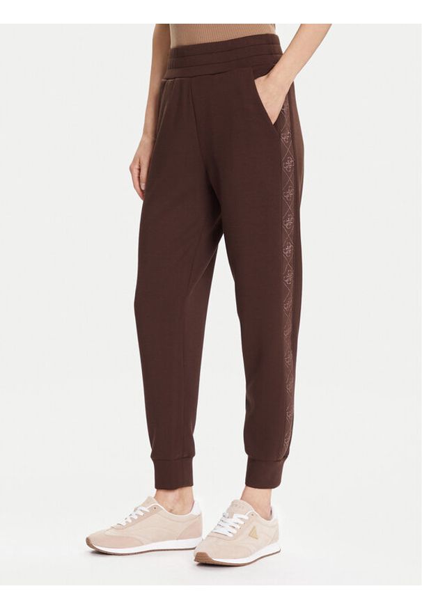 Guess Spodnie dresowe W5YB11 KBYE2 Brązowy Regular Fit. Kolor: brązowy. Materiał: syntetyk