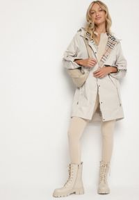 Born2be - Beżowa Kurtka Parka z Kapturem ze Wzorem w Kratę i Podpinanymi Rękawami Gavaria. Okazja: na co dzień, na spotkanie biznesowe. Typ kołnierza: kaptur. Kolor: beżowy. Materiał: jeans. Styl: biznesowy, klasyczny, casual, elegancki #2