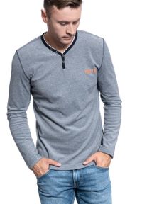 Mustang - MĘSKI LONGSLEEVE MUSTANG ADRIAN V HENLEY 1008969 5323. Typ kołnierza: typu henley. Długość rękawa: długi rękaw