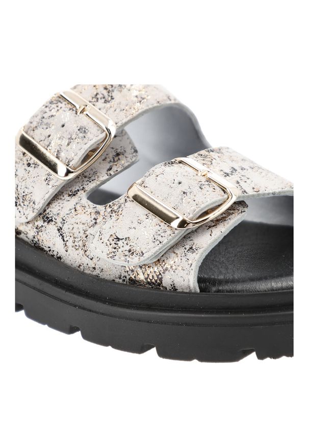 Białe Klapki Armodo Modne Obuwie Damskie. Okazja: na co dzień. Zapięcie: klamry. Kolor: złoty. Materiał: jeans. Sezon: lato. Styl: casual, wakacyjny