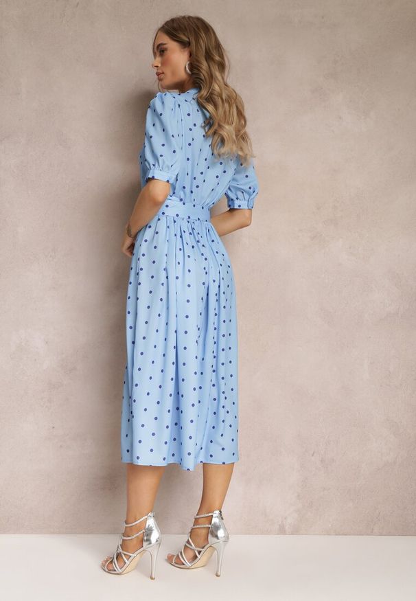 Renee - Niebieska Rozkloszowana Sukienka Midi z Gumką w Pasie i Ozdobnym Paskiem z Klamrą Abennita. Kolor: niebieski. Materiał: materiał. Wzór: aplikacja. Styl: elegancki. Długość: midi