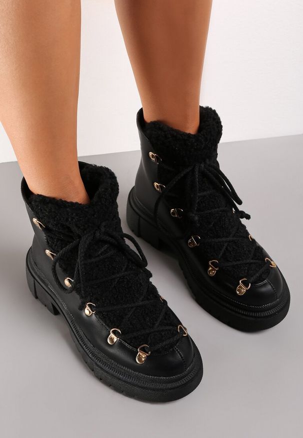 Renee - Czarne Traperki Venantia. Wysokość cholewki: za kostkę. Zapięcie: sznurówki. Kolor: czarny. Materiał: materiał, futro. Szerokość cholewki: normalna