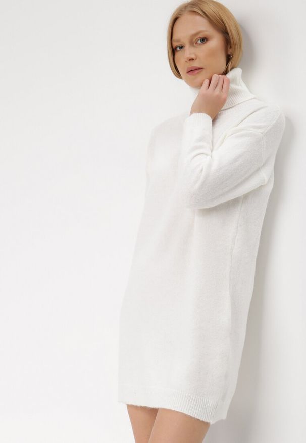 Born2be - Biała Sukienka Dzianinowa Classificator. Okazja: na co dzień. Typ kołnierza: golf. Kolor: biały. Materiał: dzianina. Długość rękawa: długi rękaw. Sezon: jesień, zima. Typ sukienki: proste. Styl: casual