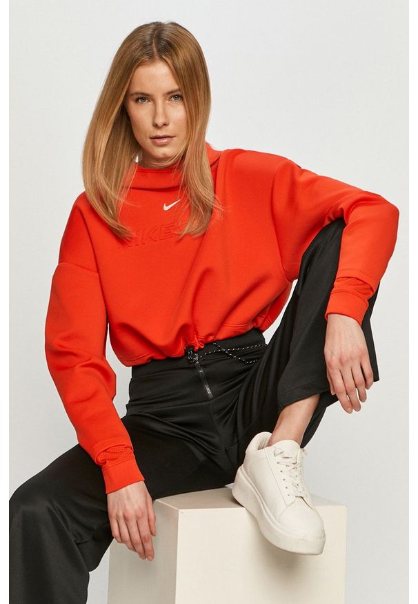 Nike - Bluza. Typ kołnierza: kaptur. Kolor: czerwony. Materiał: tkanina, skóra, włókno, dzianina. Długość rękawa: długi rękaw. Długość: długie