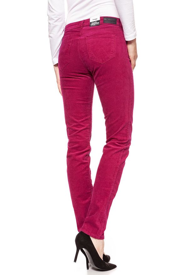 Wrangler - DAMSKIE SPODNIE SZTRUKSOWE WRANGLER SLIM CHERRY W28LEK18V 112128384. Materiał: sztruks. Wzór: aplikacja