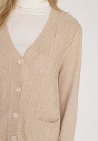 Born2be - Jasnobeżowy Kardigan z Bawełną Zdobiony Warkoczowym Splotem i Kieszeniami Mevesava. Okazja: na co dzień. Typ kołnierza: dekolt w serek. Kolor: beżowy. Materiał: bawełna. Wzór: ze splotem, aplikacja. Sezon: zima, jesień. Styl: casual, klasyczny #7