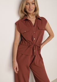Born2be - Brązowy Bawełniano-Wiskozowy Kombinezon Koszulowy Bez Rękawów z Baskinką Marmaya. Okazja: na co dzień. Kolor: brązowy. Materiał: wiskoza, bawełna. Długość rękawa: bez rękawów. Styl: casual, klasyczny, elegancki #5