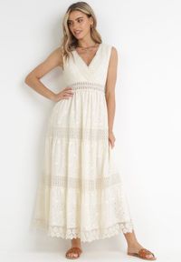 Born2be - Beżowa Koronkowa Sukienka Maxi z Kopertowym Dekoltem i Wiązaniem na Plecach Hossia. Kolor: beżowy. Materiał: koronka. Wzór: ażurowy. Sezon: wiosna, lato. Typ sukienki: kopertowe. Długość: maxi #1