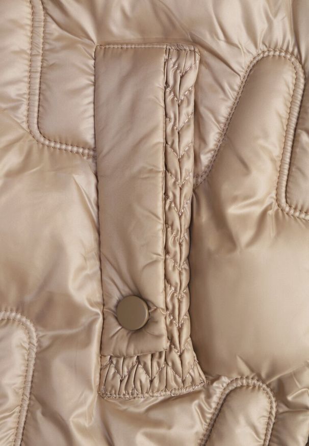 Renee - Ciemnobeżowa Kamizelka Pikowana Ozdobiona Troczkami i Stójką Terinora. Okazja: na co dzień. Typ kołnierza: kołnierzyk stójkowy. Kolor: beżowy. Materiał: jeans. Wzór: aplikacja. Styl: elegancki, casual