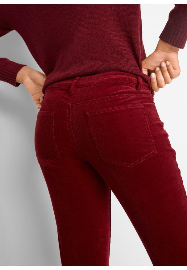 bonprix - Spodnie sztruksowe ze stretchem o kroju bootcut. Kolor: czerwony. Materiał: sztruks